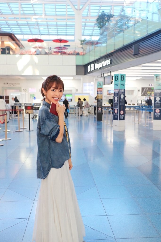 空港で出発前に笑顔を見せる高澤悠子さん