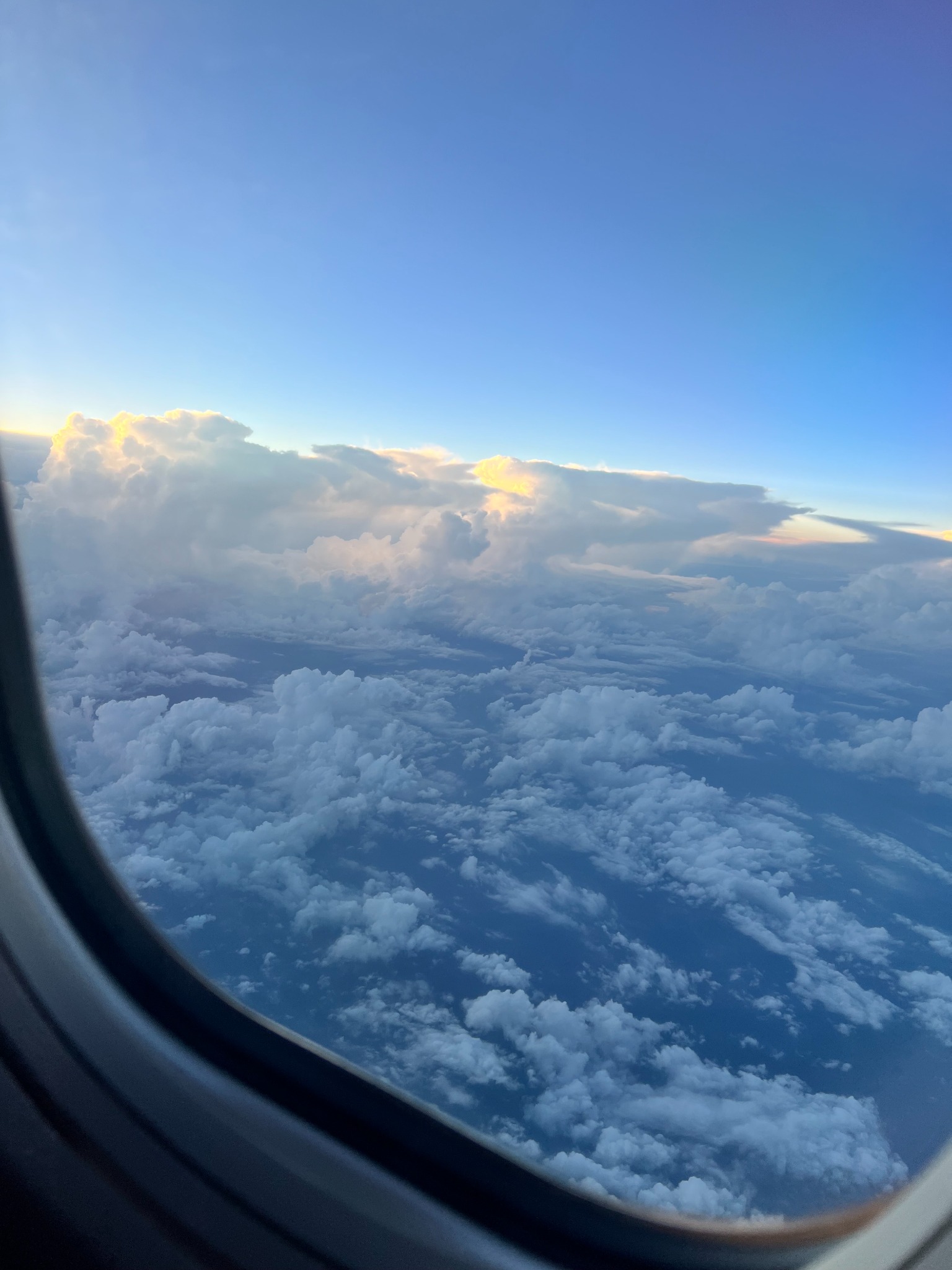飛行機の窓から眺める空と雲