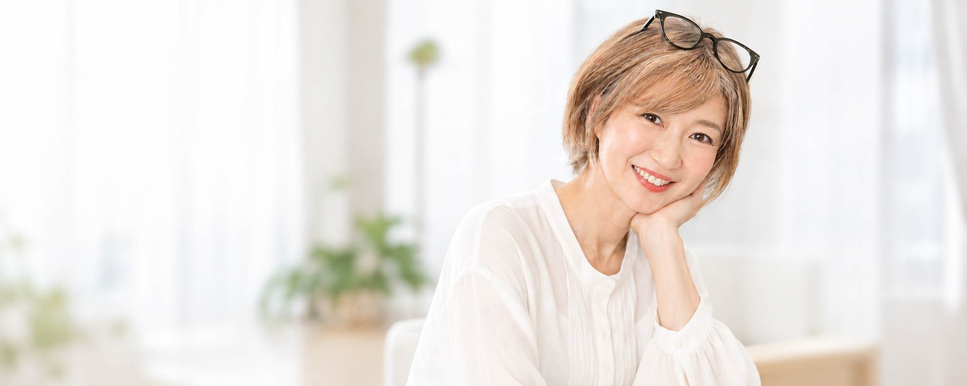 頬杖をついて微笑む石井淳子のイメージ